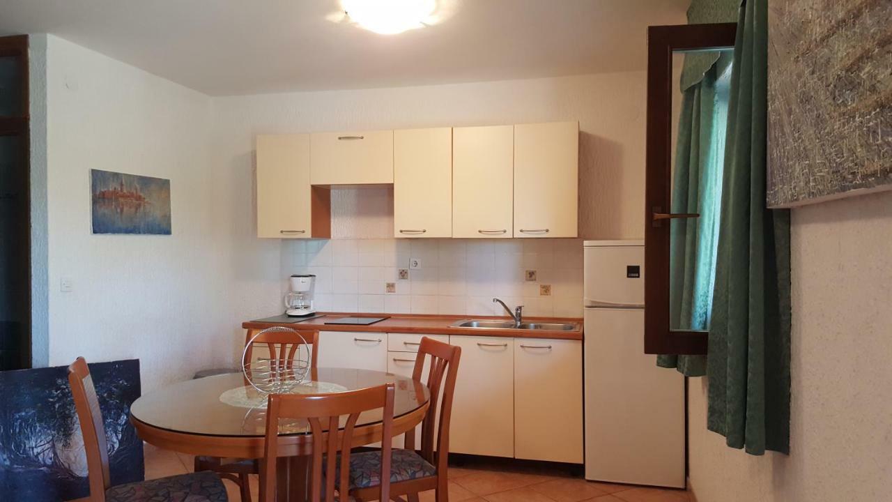 Apartments Coki Funtana Eksteriør bilde